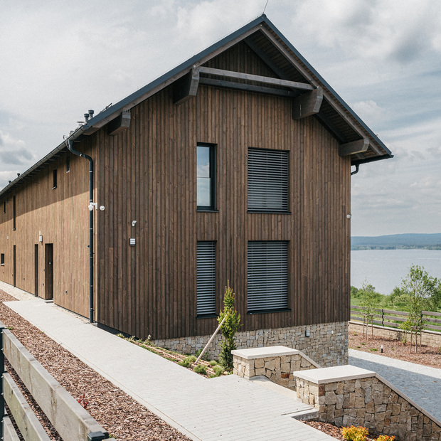 Obložení fasády luxusní novostavby Chalet Kovářov u Lipna obkladem KI - Trend v šedém odstínu, zakázková výroba Impregnace Soběslav.