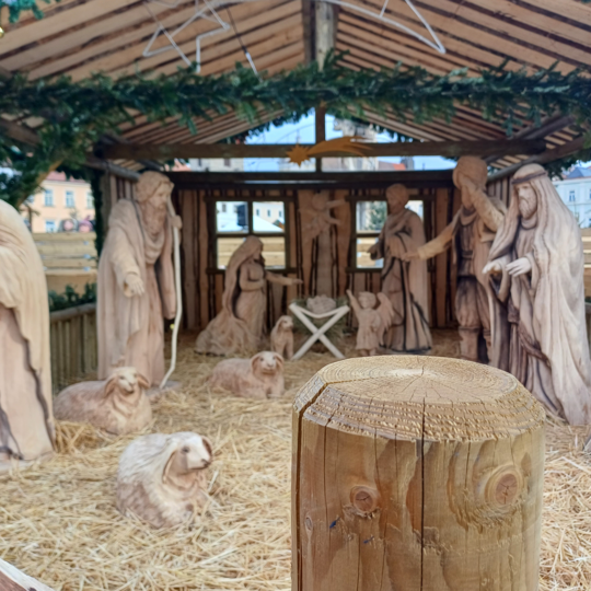 Českobudějovický advent - domek ručně vyřezávaného betlému je vyroben z impregnovaného dřeva ze spol. Impregnace Soběslav