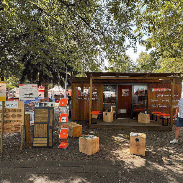 Nová expozice spol. Impregnace Soběslav postavena z kontejneru a opláštěna produkty značky Královská impregnace, zakázková výroba
