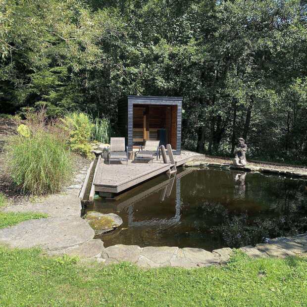 Revitalizace zahrady u RD na břehu Lipna, terasová prkna KI-Duo, žlab ze zahradních dubových pražců, zakázková výroba Impregnace Soběslav