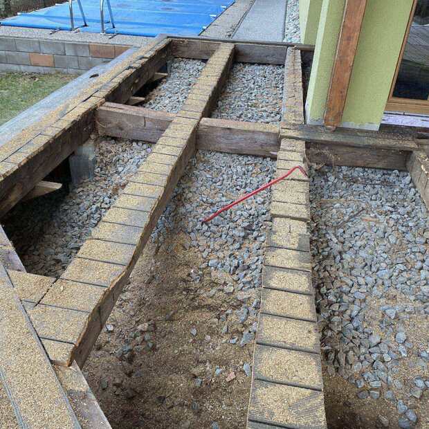 Před - Odstranění roštu a povrchu původní terasy z neimpregnovaného dřeva. Po 10 letech bylo neošetřené přírodní dřevo zcela degradované.