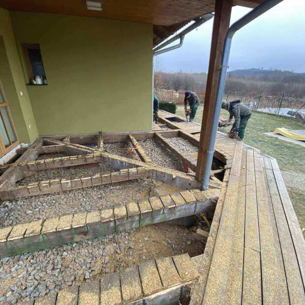 Před - Odstranění roštu a povrchu původní terasy z neimpregnovaného dřeva. Po 10 letech bylo neošetřené přírodní dřevo zcela degradované. 