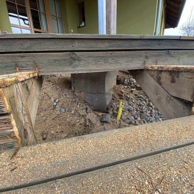 Před - Detail neimpregnovaného přírodního dřeva po 10 letech používání.