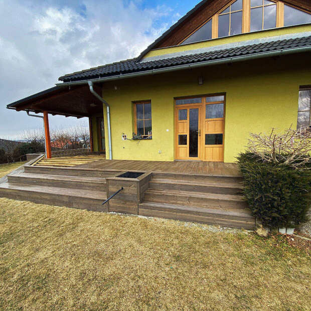 Po - Detail povrchu nové terasy z terasových prken KI, zakázková výroba Impregnace Soběslav. 