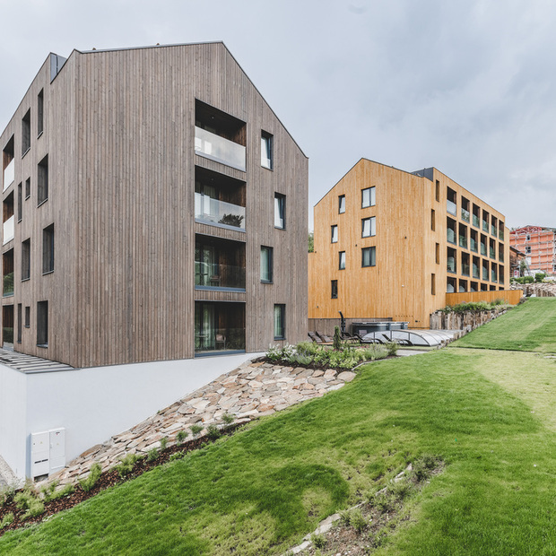 Dřevo v exteriéru ošetřené Královskou impregnací a Profi impregnací, zakázková výroba pro hotelový komplex JBX Resort Avenue Lipno.