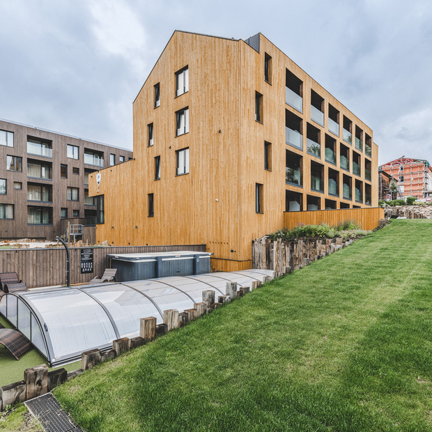 Dřevo v exteriéru ošetřené Královskou impregnací a Profi impregnací, zakázková výroba pro hotelový komplex JBX Resort Avenue Lipno.