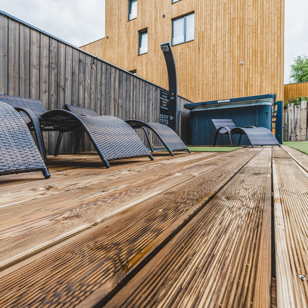 Dřevo v exteriéru ošetřené Královskou impregnací a Profi impregnací, zakázková výroba pro hotelový komplex JBX Resort Avenue Lipno.