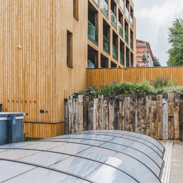 Dřevo v exteriéru ošetřené Královskou impregnací a Profi impregnací, zakázková výroba pro hotelový komplex JBX Resort Avenue Lipno.