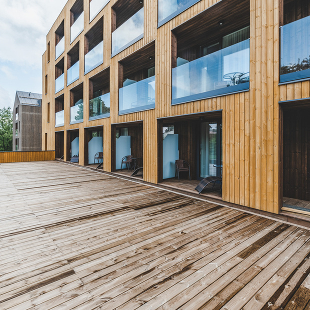 Dřevo v exteriéru ošetřené Královskou impregnací a Profi impregnací, zakázková výroba pro hotelový komplex JBX Resort Avenue Lipno.