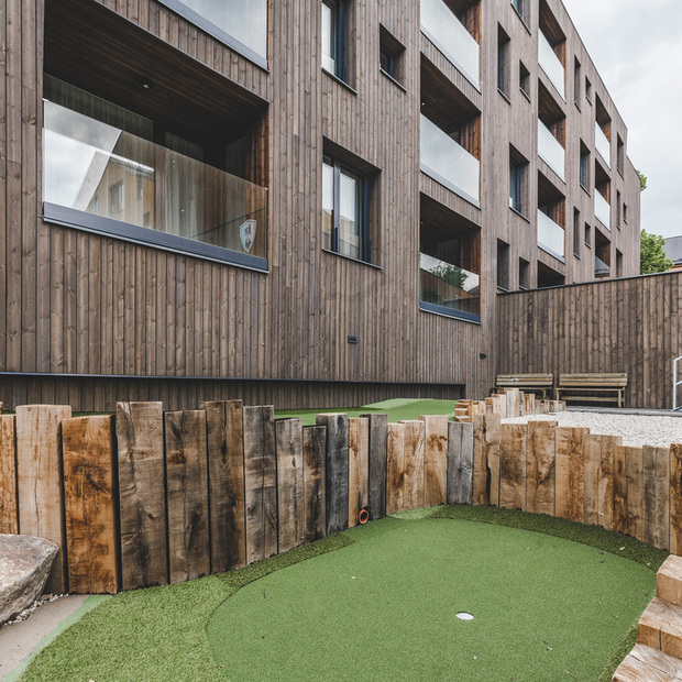 Dřevo v exteriéru ošetřené Královskou impregnací a Profi impregnací, zakázková výroba pro hotelový komplex JBX Resort Avenue Lipno.