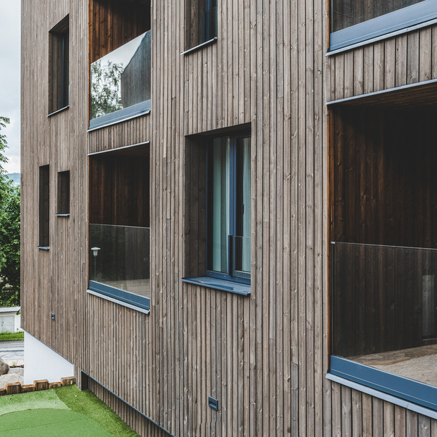 Dřevo v exteriéru ošetřené Královskou impregnací a Profi impregnací, zakázková výroba pro hotelový komplex JBX Resort Avenue Lipno.