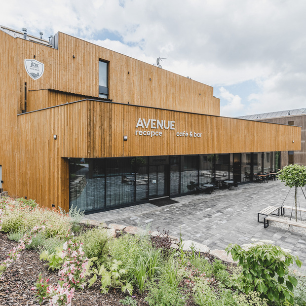 Dřevo v exteriéru ošetřené Královskou impregnací a Profi impregnací, zakázková výroba pro hotelový komplex JBX Resort Avenue Lipno.