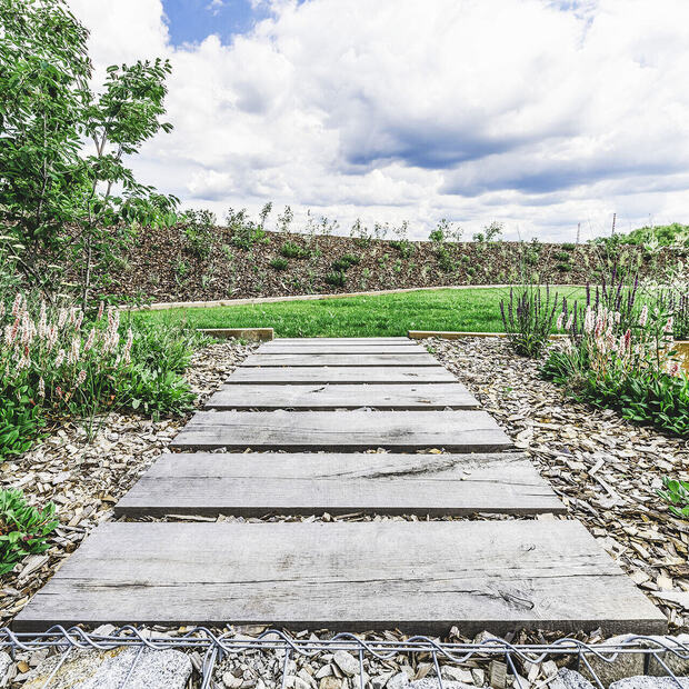 Využití pražců v zahradě je velmi univerzální, vhodné jsou např. jako chodník.