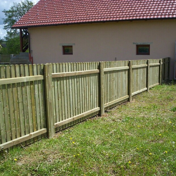 Detail plotu z hoblovaných prken z borovice ošetřených vakuově-tlakovou impregnací (Profi impregnace)