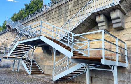 Impregnované dubové schodiště na pražské náplavce – síla řemesla a dlouhověkost dřeva