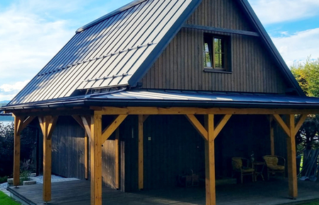 Kr&aacute;lovsk&aacute; impregnace v praxi: dřevěn&aacute; fas&aacute;da a terasa zdob&iacute; chatu u Lipna