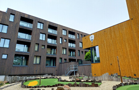 Porovnání životnosti dřeva. Fasáda ošetřená Královskou impregnací vs. neošetřená fasáda