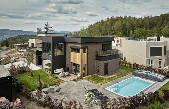 Dokonal&aacute; dřevěn&aacute; fas&aacute;da bez starost&iacute;: Proč modern&iacute; impregnace por&aacute;ž&iacute; klasick&yacute; modř&iacute;n?