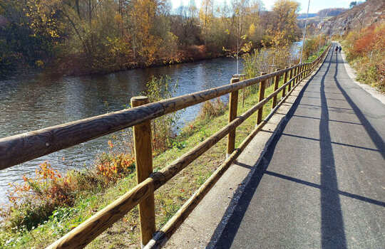 Impregnovan&eacute; palis&aacute;dy pro cyklostezku v Česk&eacute;m Krumlově