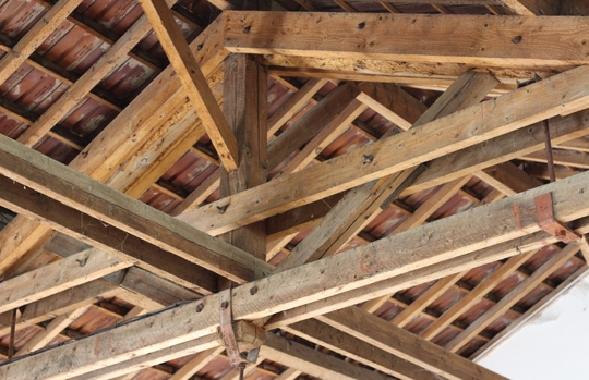 Krov je klíčovou konstrukcí střechy. Jak ji nejlépe ochránit před degradací?