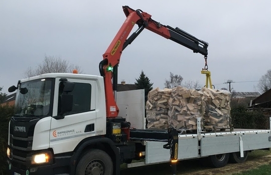 Stavební materiál vs palivové dřevo. Víte, jaký je rozdíl mezi kulatinou, řezivem, fošnou nebo hranolem? 