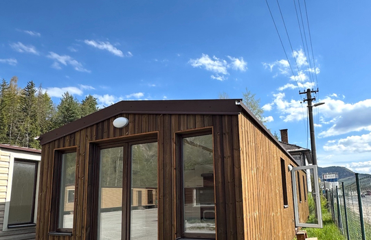 Tiny house: Tlakov&aacute; impregnace obkladů pro zaji&scaron;těn&iacute; dlouhodob&eacute; životnosti
