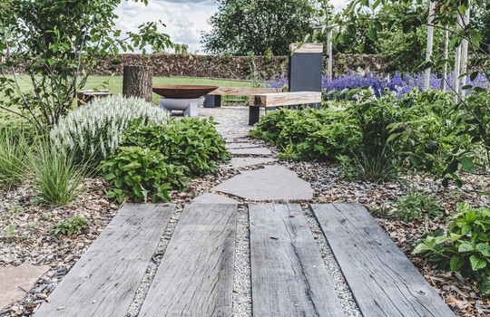 Zahradní pražce: univerzální přírodní prvek pro moderní zahradu