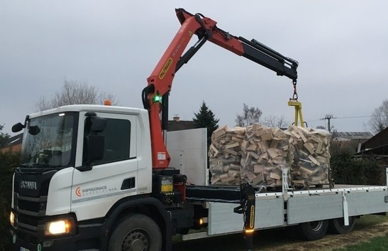Stavební materiál vs palivové dřevo. Víte, jaký je rozdíl mezi kulatinou, řezivem, fošnou nebo hranolem?