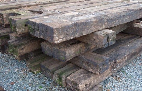 Železniční pražce na zahradě: nebezpečný odpad, nebo praktický materiál?